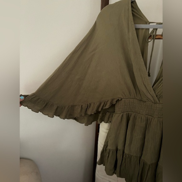 Deep V Flared sleeve romper - Picture 4 of 4